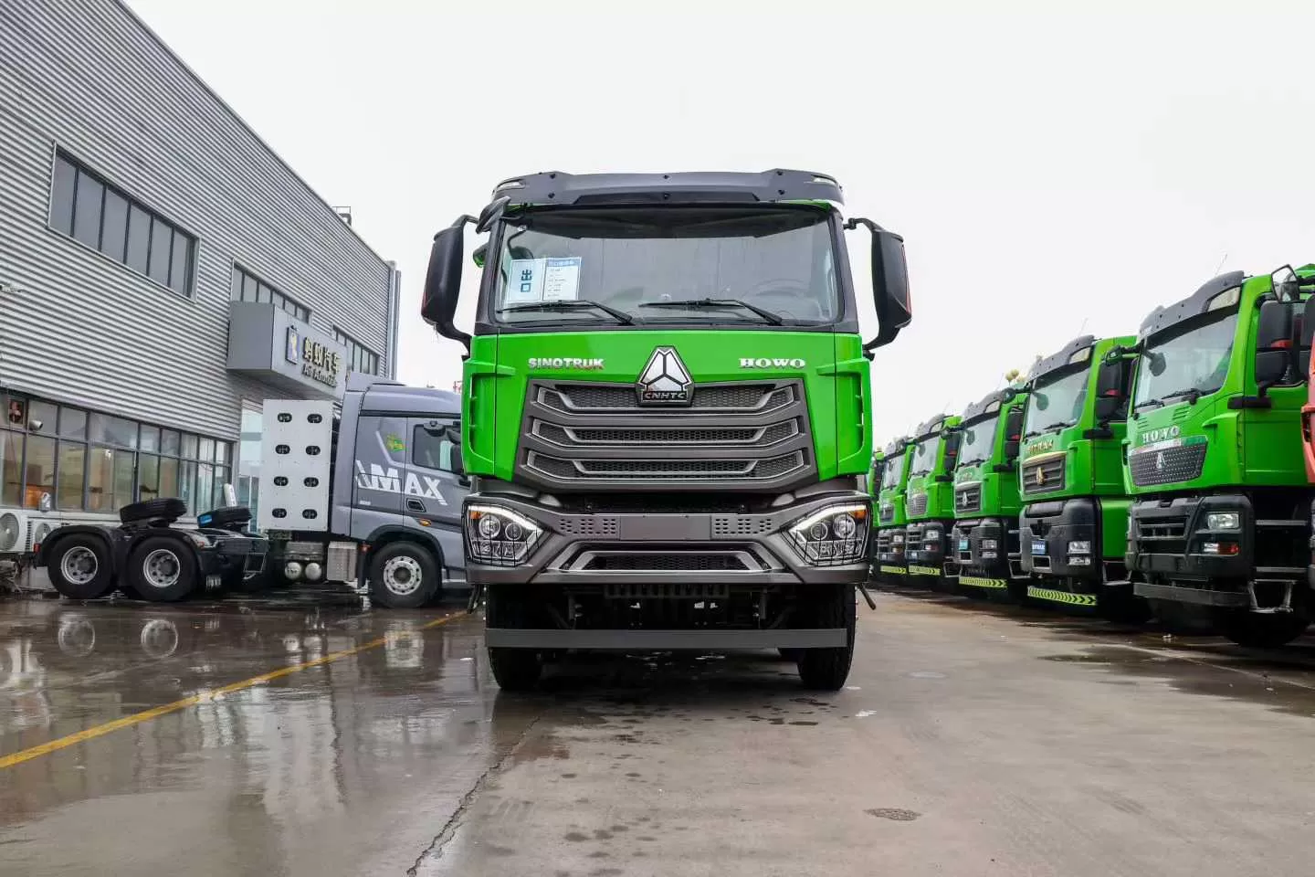 Грузовик Howo N5 TX 8×4; грузовик с кузовом-бункером, соответствующий китайским стандартам по выбросам углеродсодержащих веществ уровня VI; на продажу