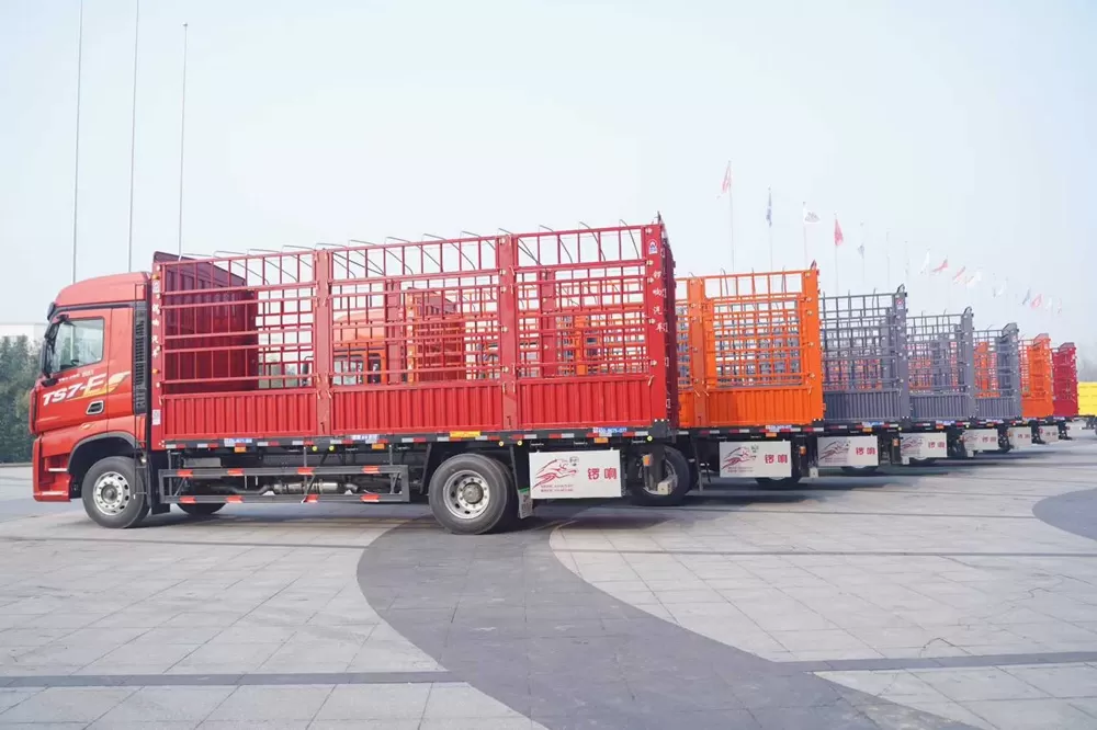 Грузовик Sinotruk Howo TX7 Pro 4×2 с панельной конструкцией кузова и мощностью двигателя 250 лошадиных сил