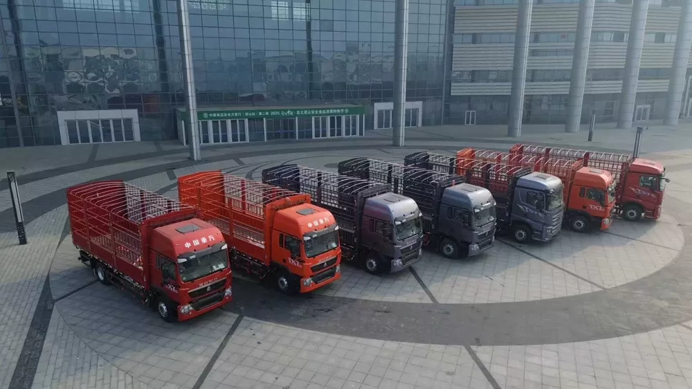 Грузовик Sinotruk Howo TX7 Pro 4×2 с панельной конструкцией кузова и мощностью двигателя 250 лошадиных сил