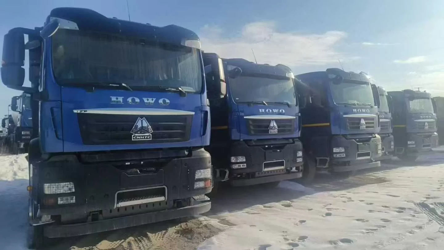 Грузовик Howo T7H 8×4 с кузовом-бункером (версии «Полярная» / «Для эксплуатации на больших высотах в холодных условиях») – качественный подержанный автомобиль