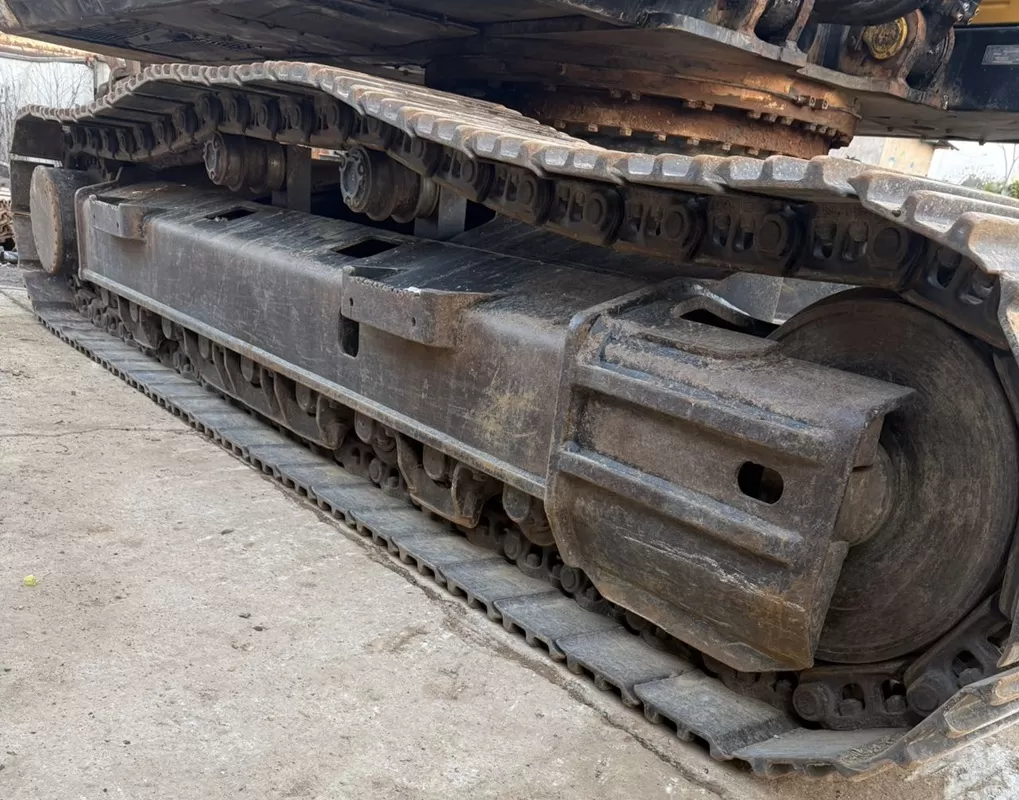 Подержанный экскаватор Sany SY365H, подходящий для строительной и горнодобывающей техники.